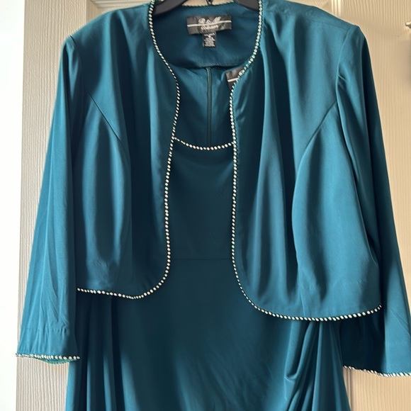 2 piece Emerald Green evening gown with bolero jacket.  Rhinestone accents. - Picture 1 of 5